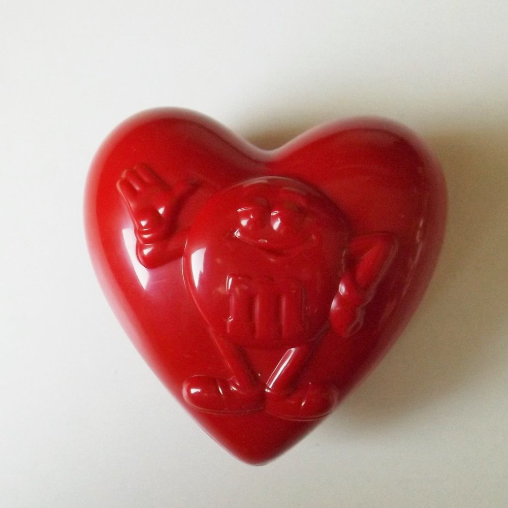 M&M's heart plastic box (#EV308)